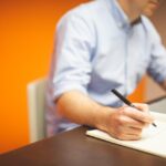 経理代行の依頼先はどこ？税理士事務所と専門業者の違いを解説